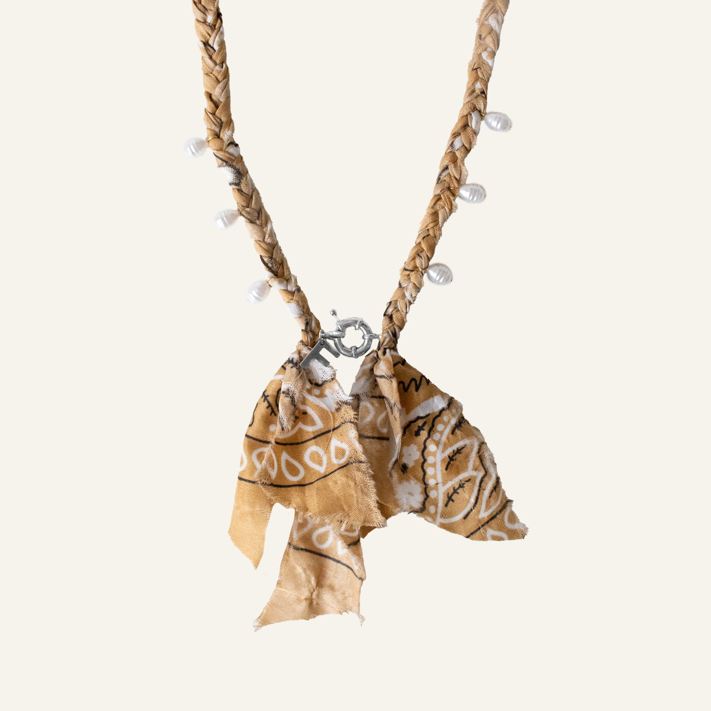 BANDANA INITIAL KETTING LICHTBRUIN/ZILVER