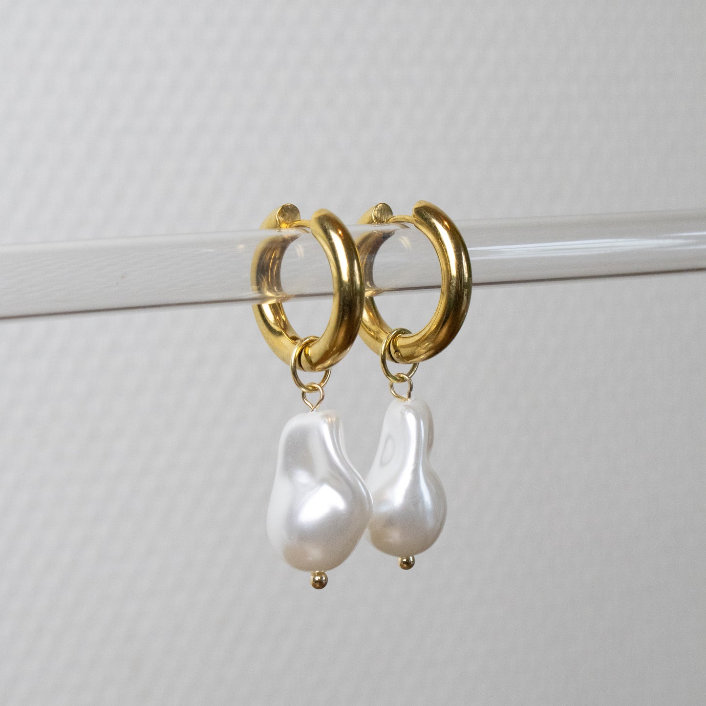 CHIC PEARL HOOPS GOUD