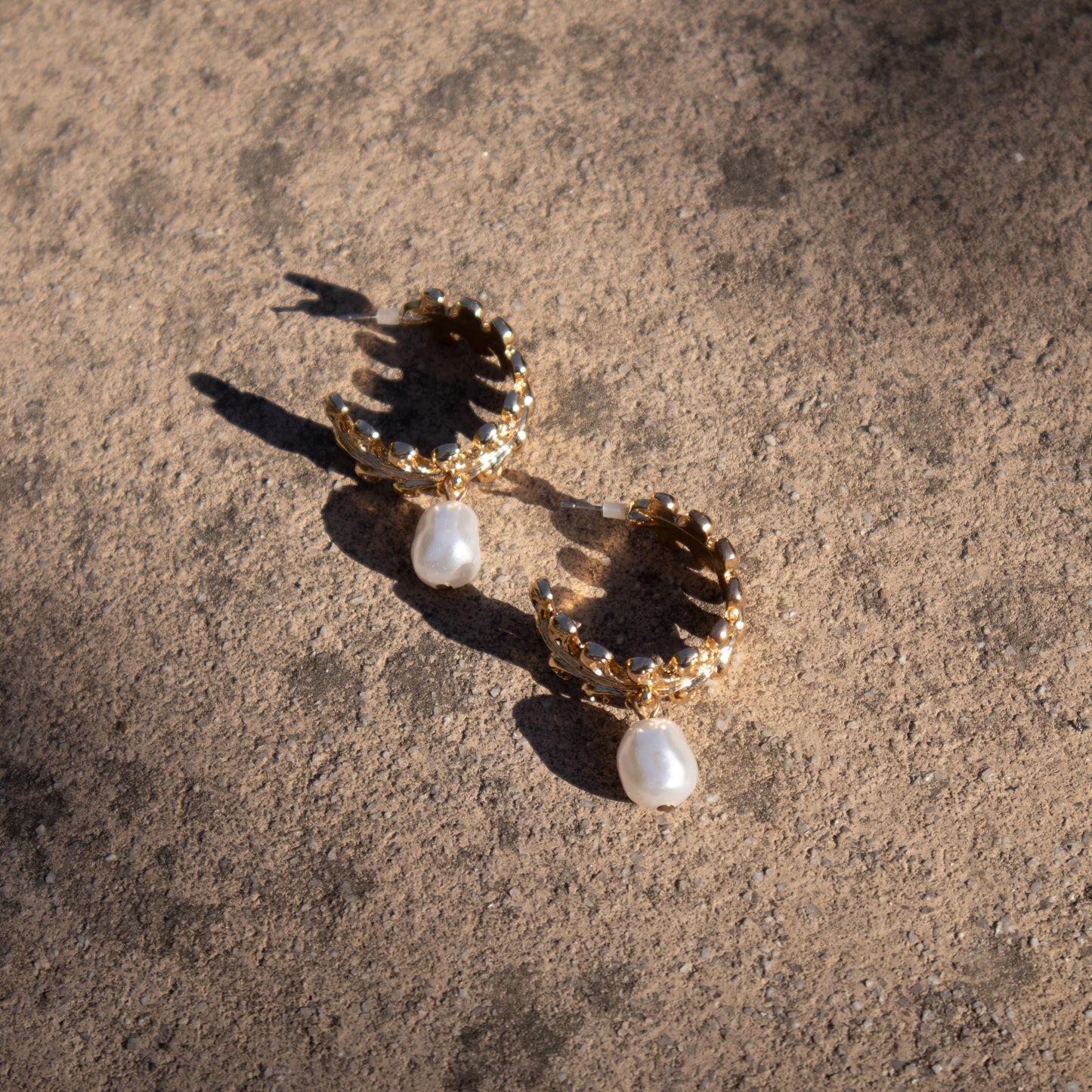 PEARL STATEMENT EARRINGS GOLD