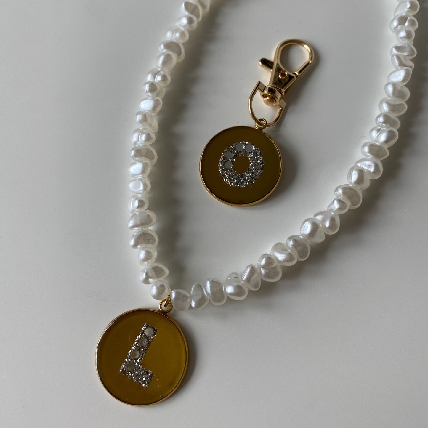 ROUND INITIAL CHARM GOUD