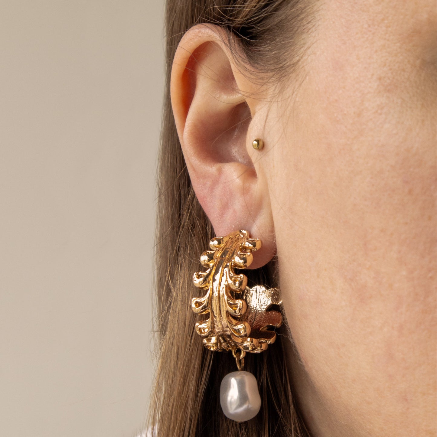PEARL STATEMENT EARRINGS GOLD