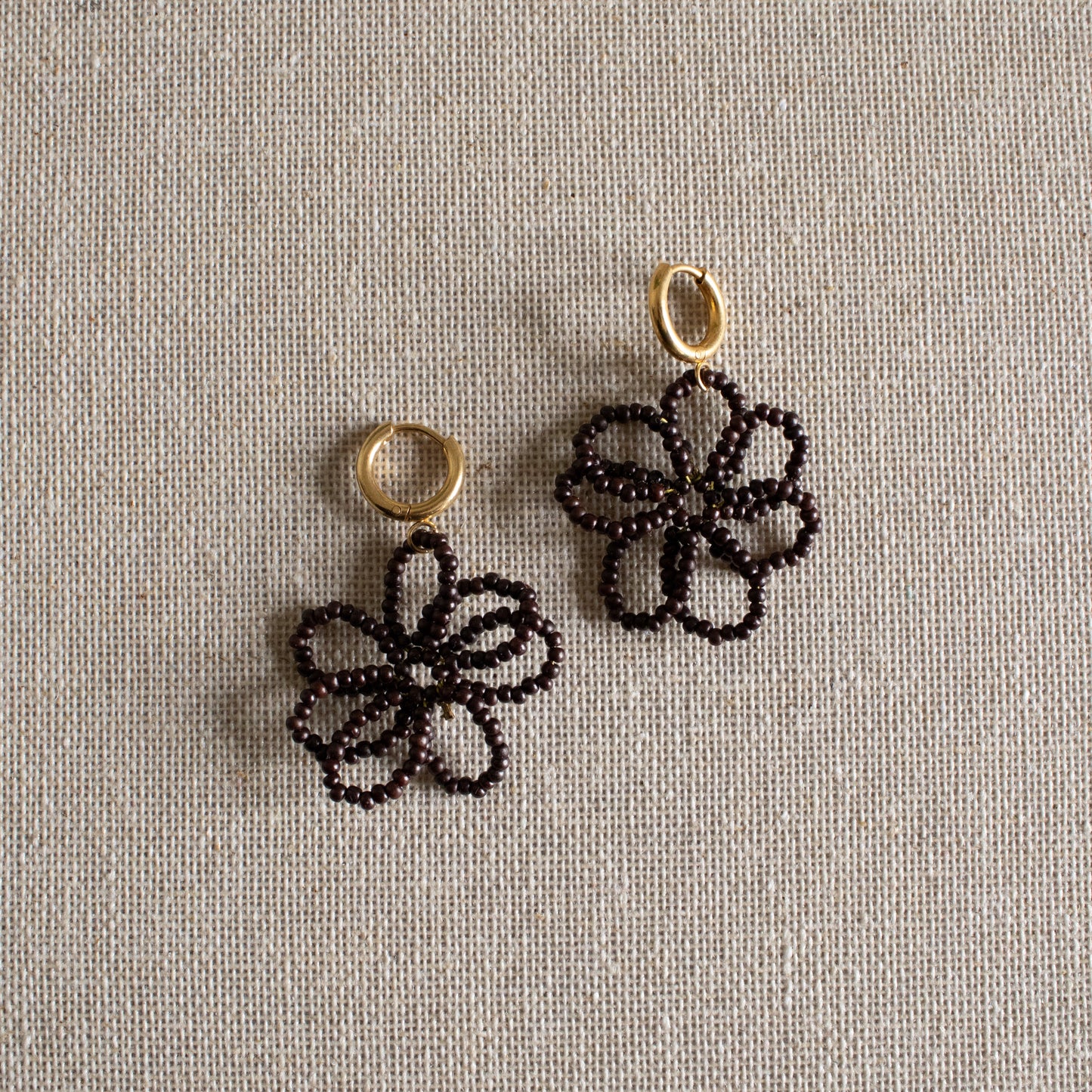 FLOWER BEADS CREOLEN BRUIN/GOUD