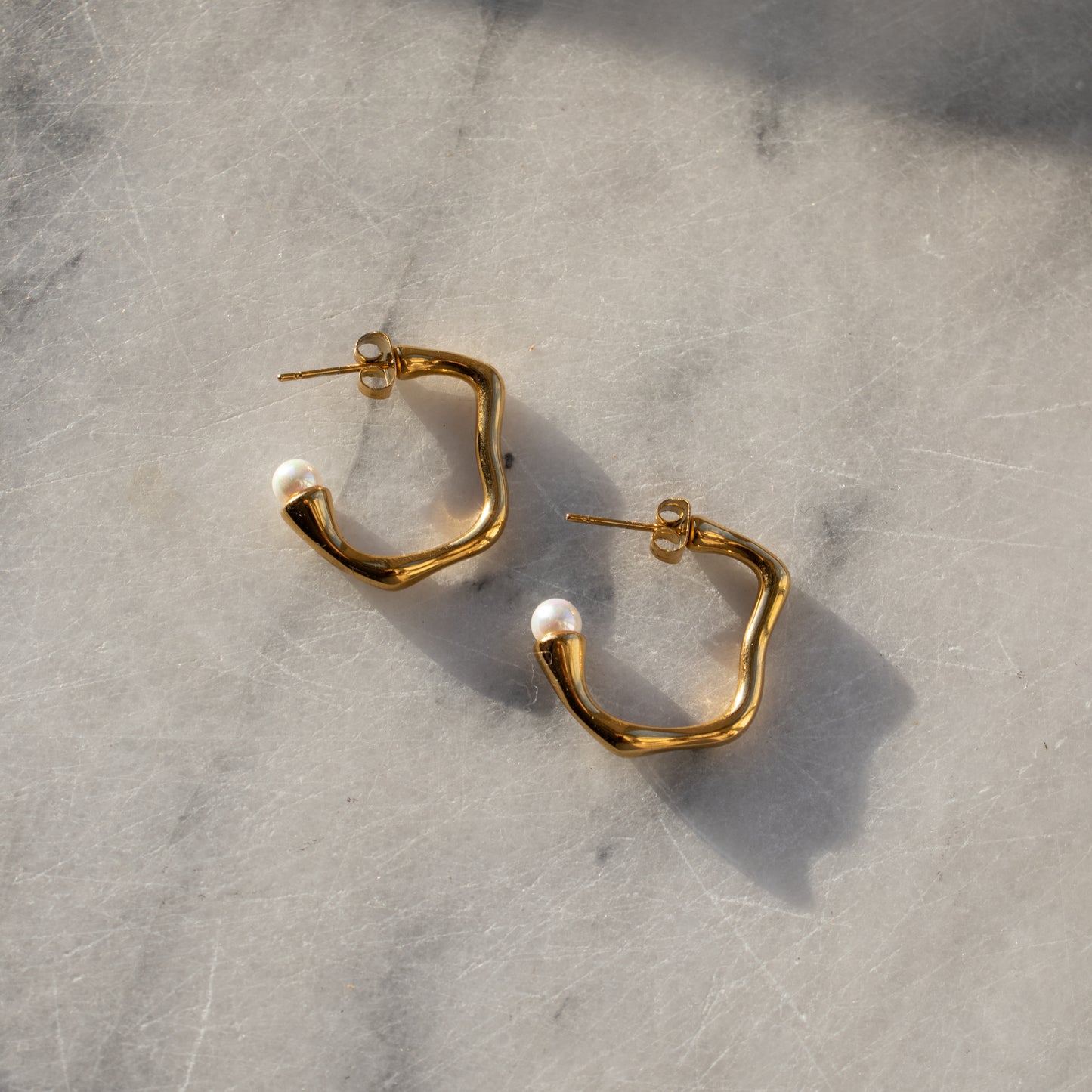 ORGANIC PEARL OORBELLEN GOUD