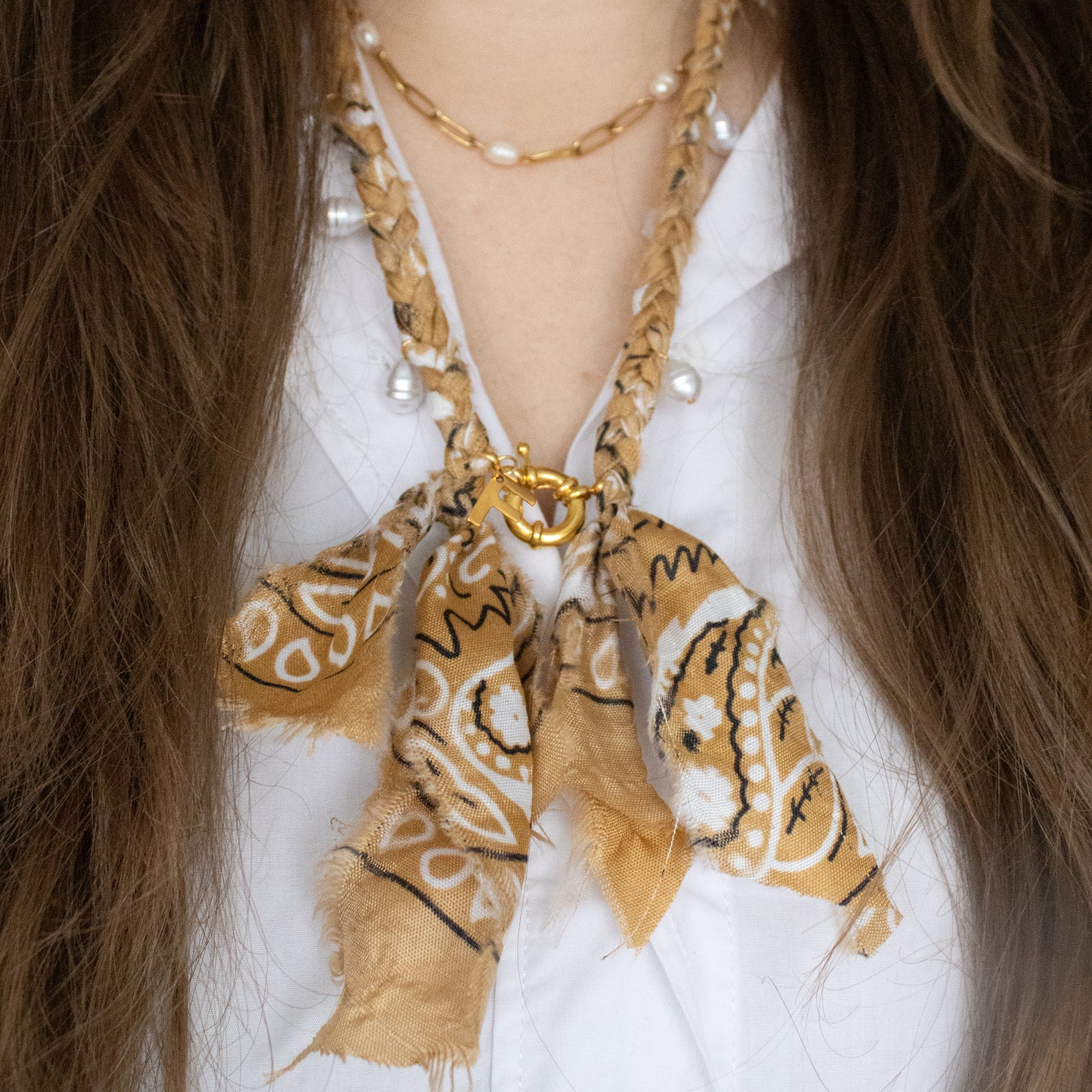 BANDANA INITIAL KETTING LICHTBRUIN/GOUD