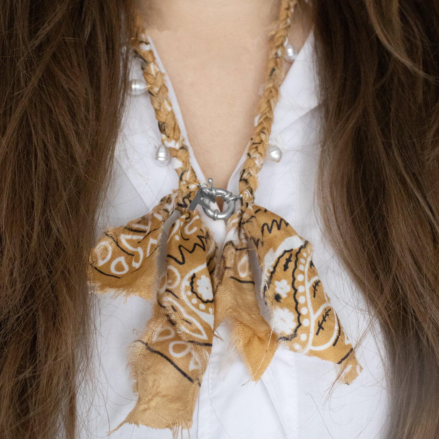 BANDANA INITIAL KETTING LICHTBRUIN/ZILVER