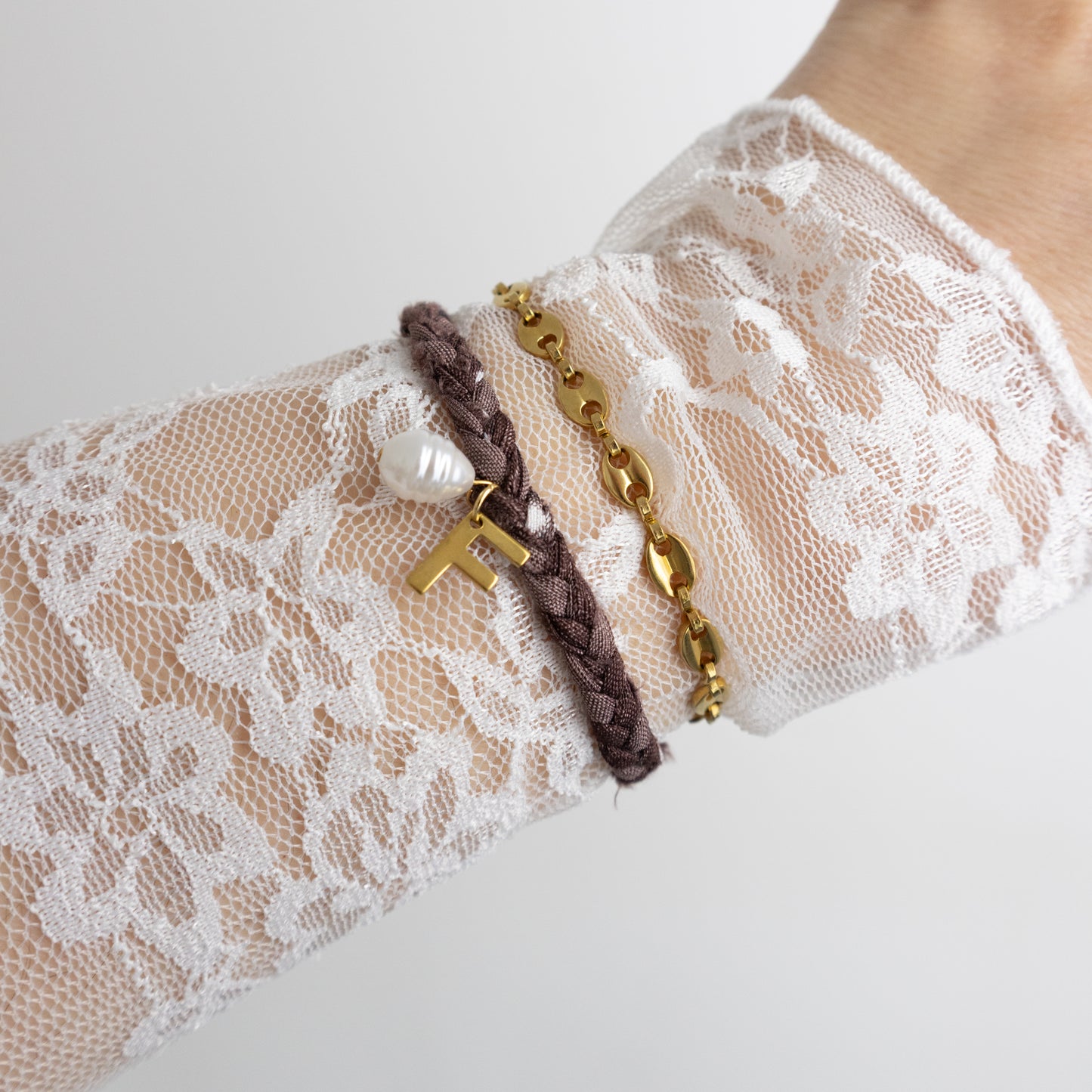 BANDANA INITIAL ARMBAND DONKER BRUIN/GOUD