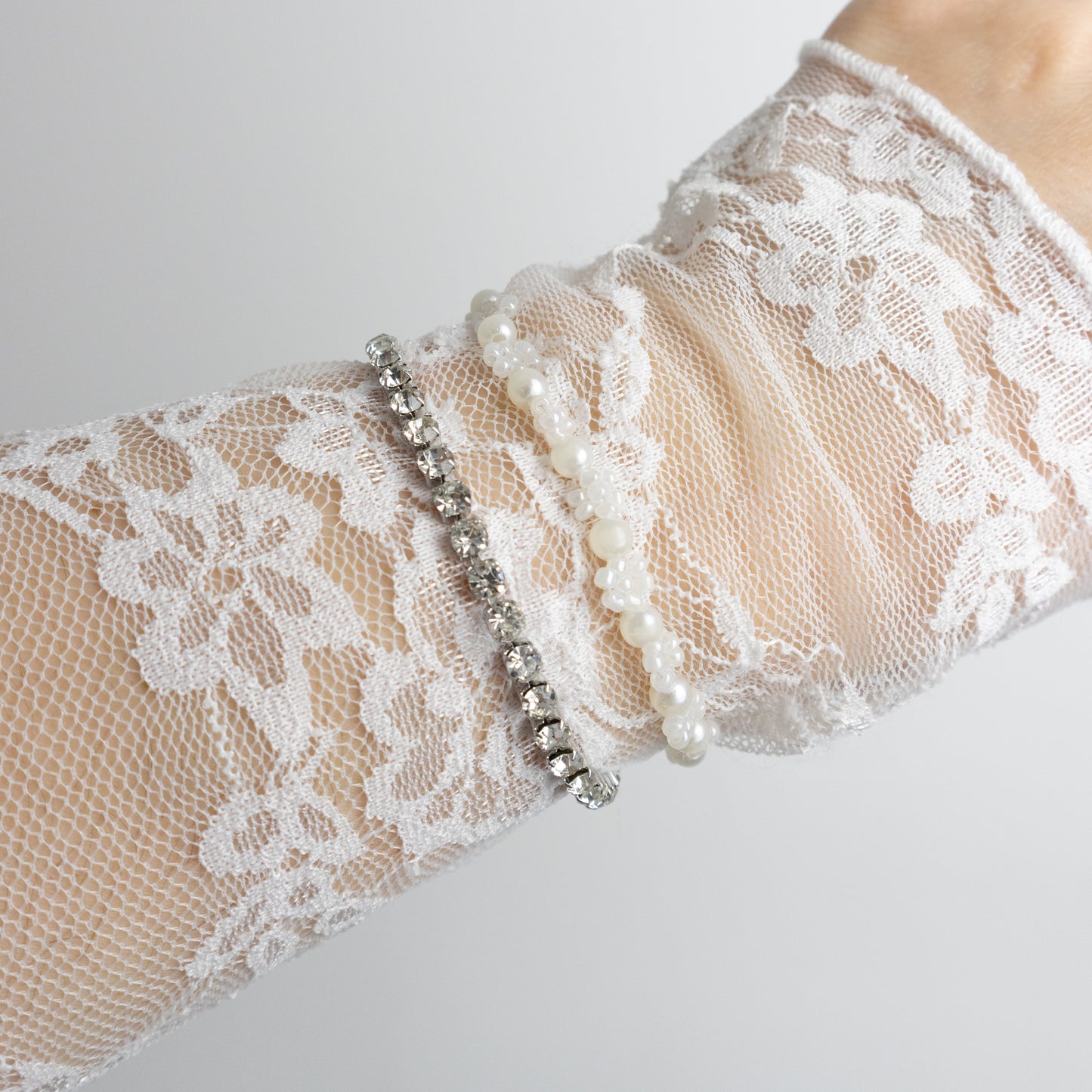 WHITE FLOWERS ARMBAND ZILVER