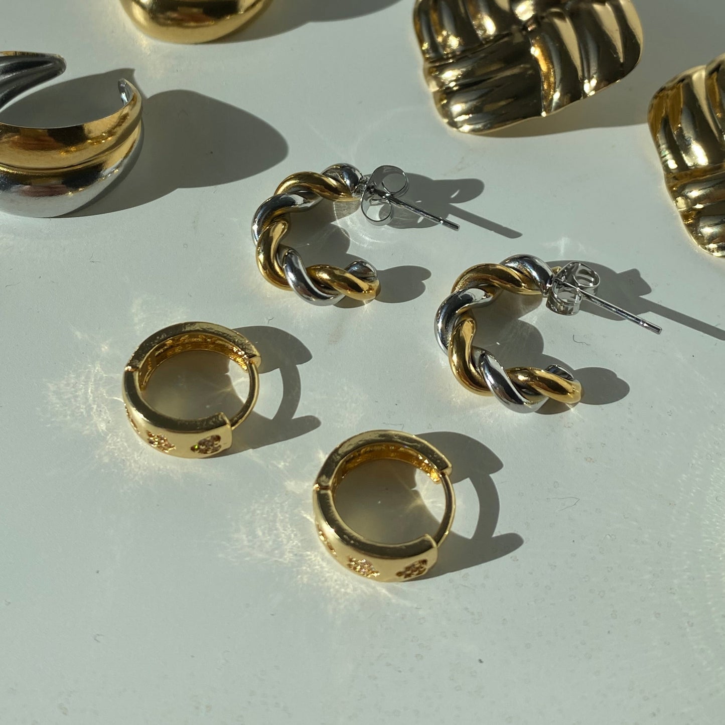 CUTE ZIRKONIA CREOLEN GOUD