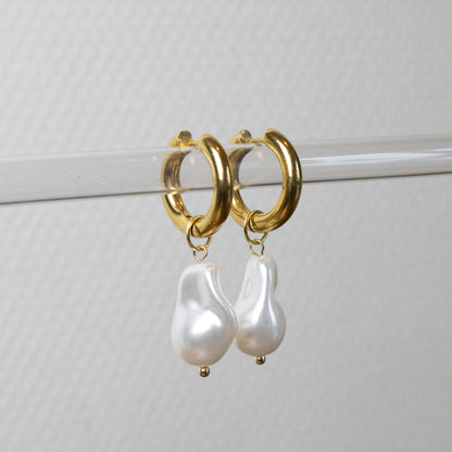 CHIC PEARL HOOPS - GOUD