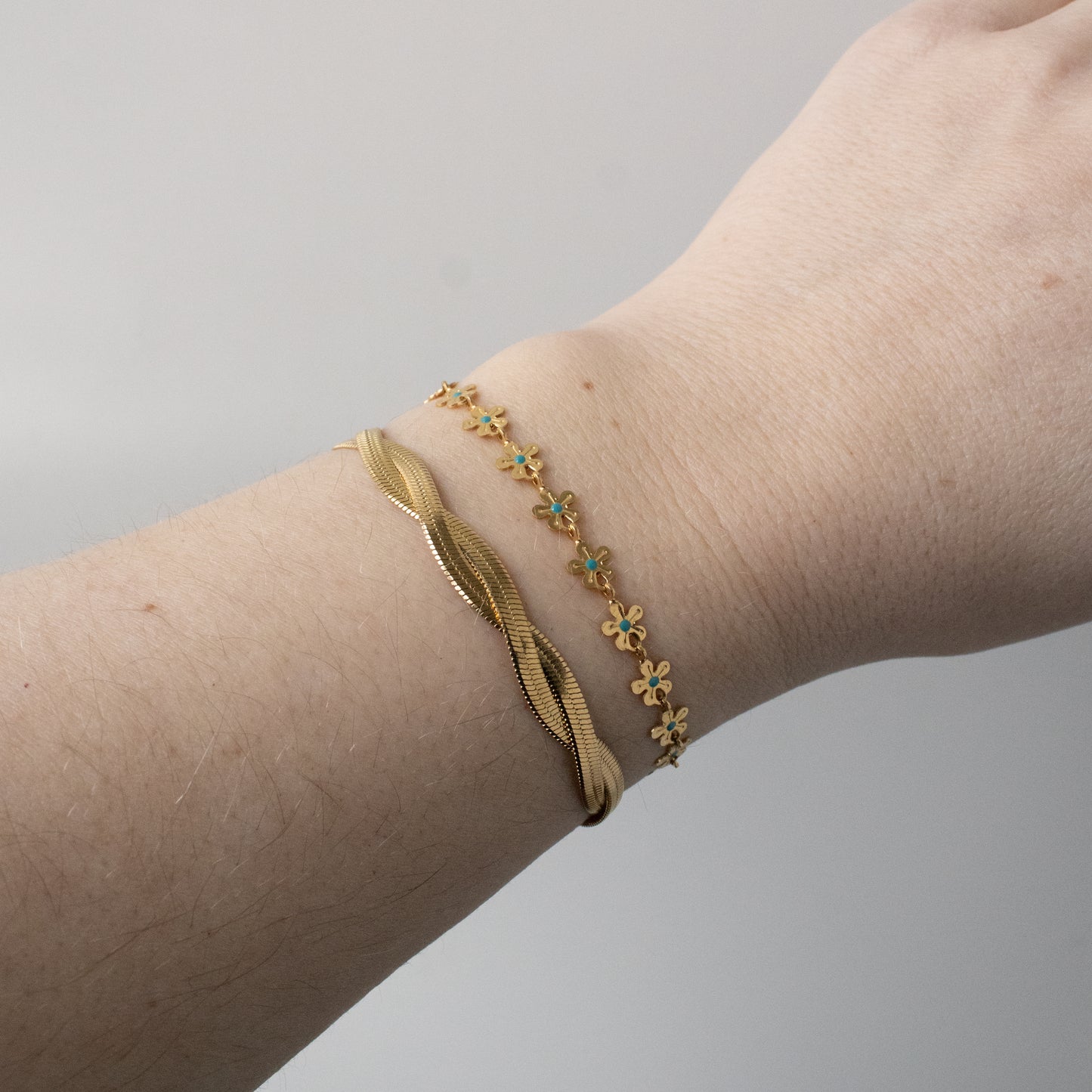 FLAT TWISTED ARMBAND GOUD