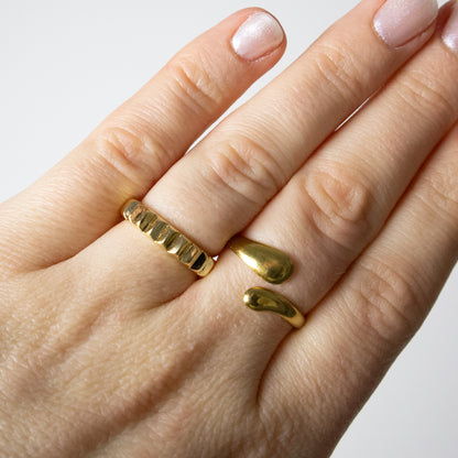 RIBBED RING - GOUD