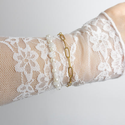 WHITE FLOWERS ARMBAND - GOUD
