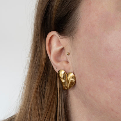 RIBBED HEART OORBELLEN - GOUD
