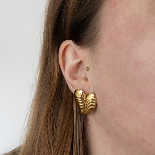 RIBBED HEART EARRINGS - GOLD