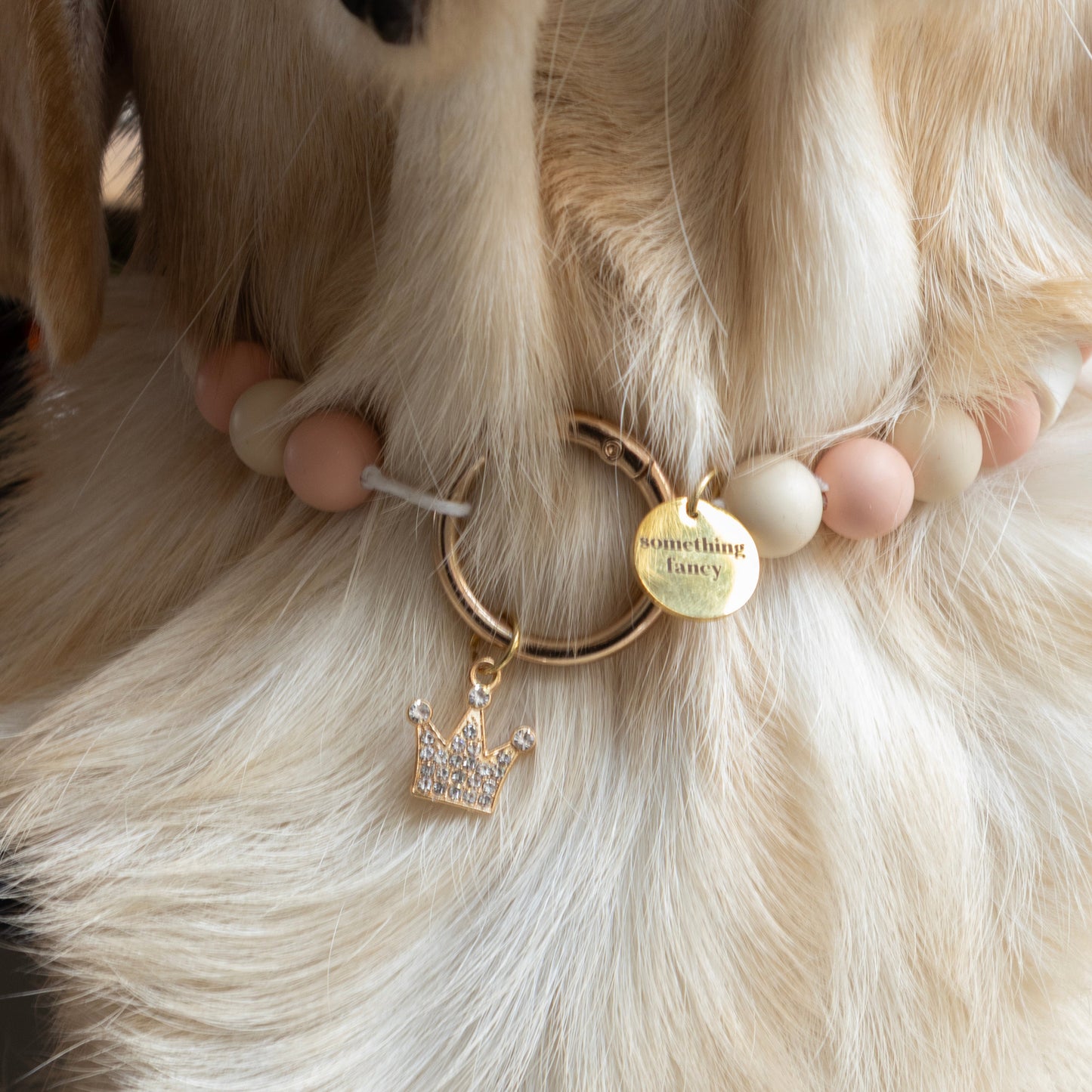 BEADS ANTI-TEKEN HONDENKETTING - PEACH/GOUD